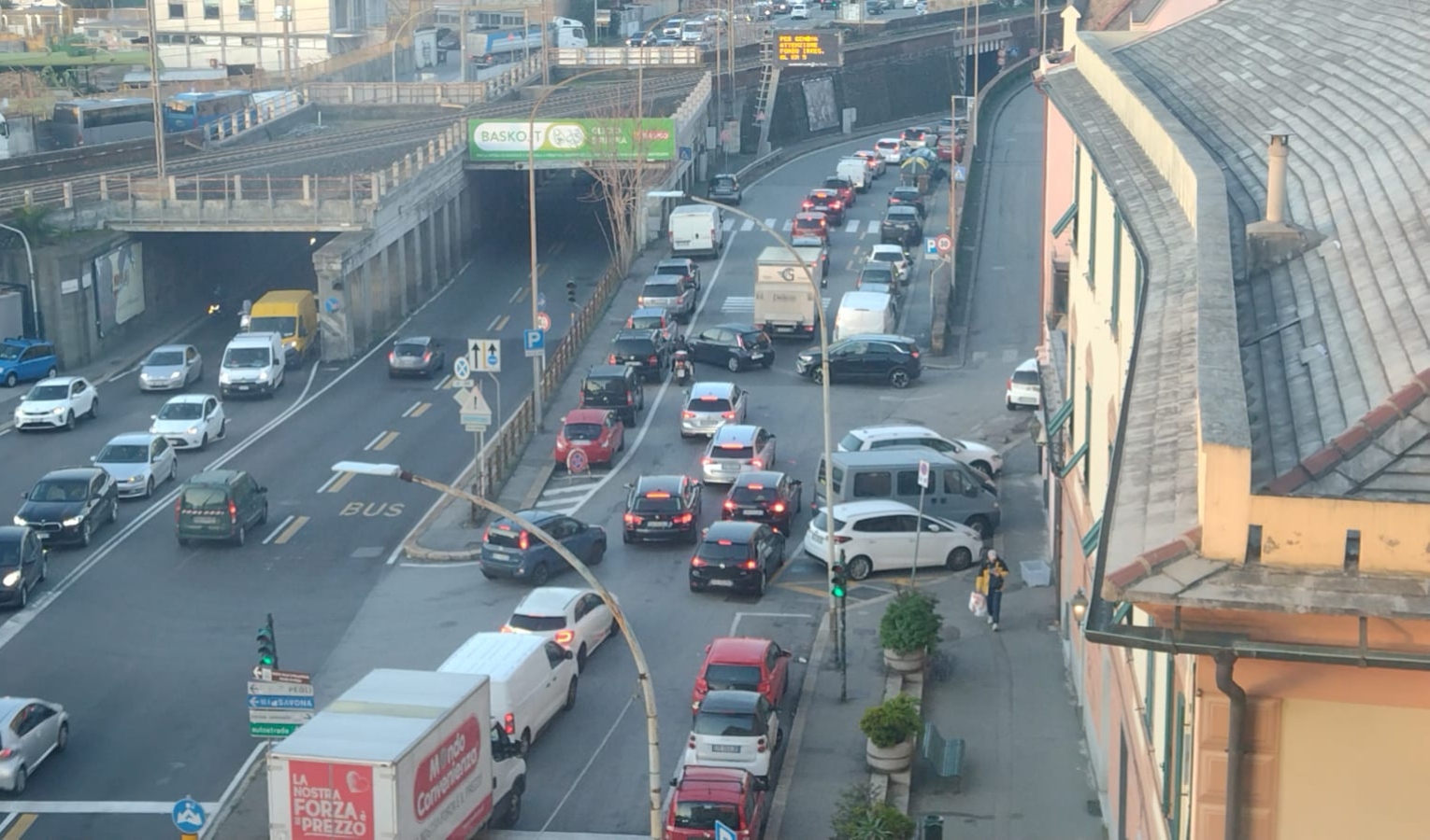 Genova, traffico in tilt tra Pegli e Multedo per due incidenti