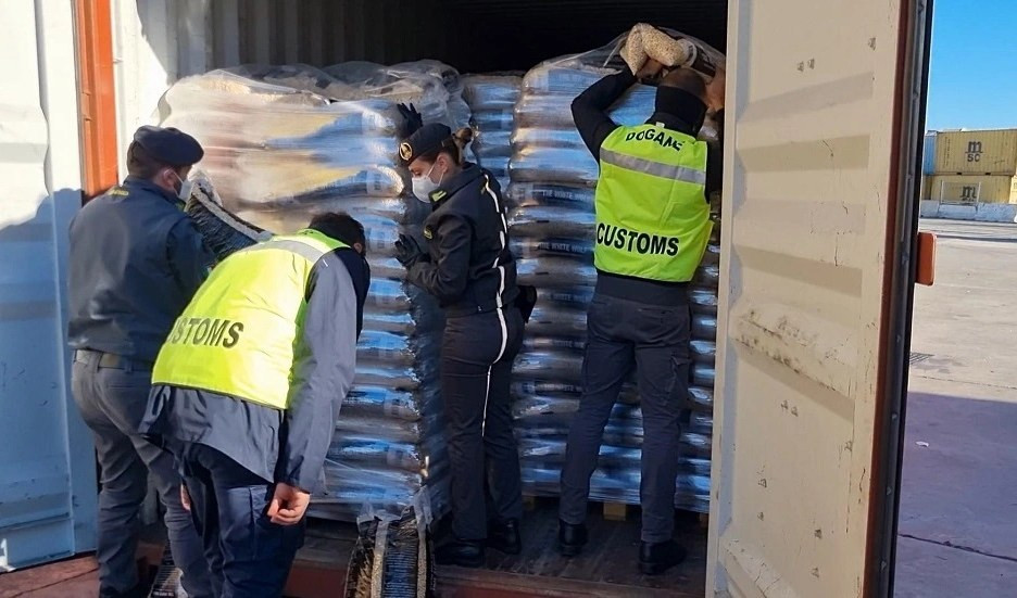 Porto di Genova, sequestrati 380 kg di pellet: marchi contraffatti