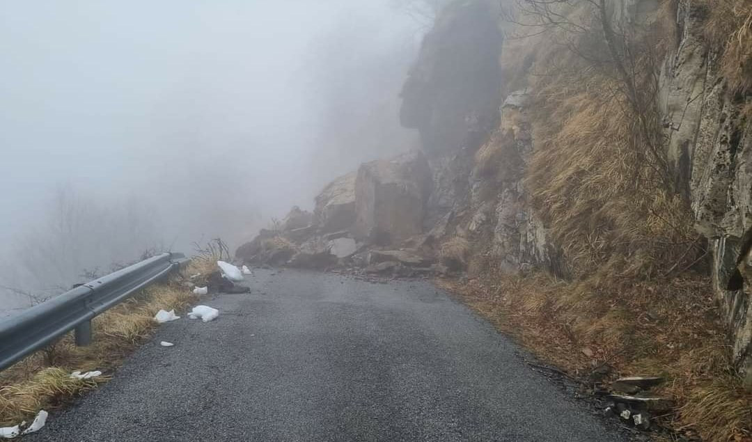 Frana costone, interrotta strada per Pentema: 10 anziani isolati