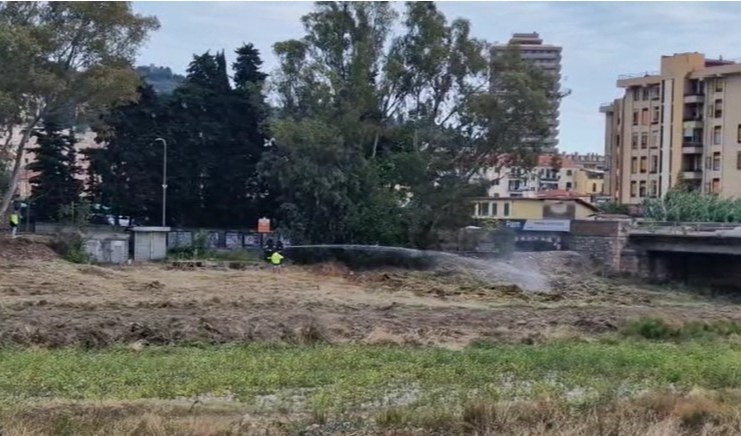 Imperia, durante la pulizia del torrente ruspa rompe tubo del gas