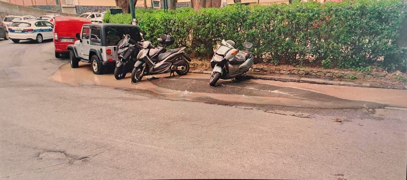 Tubo rotto in via Maculano: strada allagata, chiusa e poi riaperta al traffico