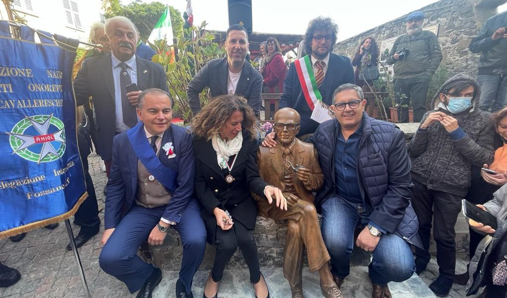 Stella ricorda Sandro Pertini con una statua davanti alla casa natale