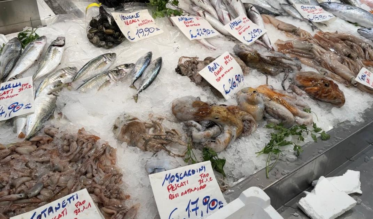 Caro prezzi, a Genova i pescivendoli: 