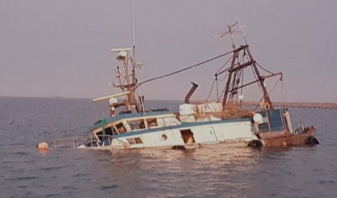 Sanremo, affonda peschereccio: pescatore salvato da migrante
