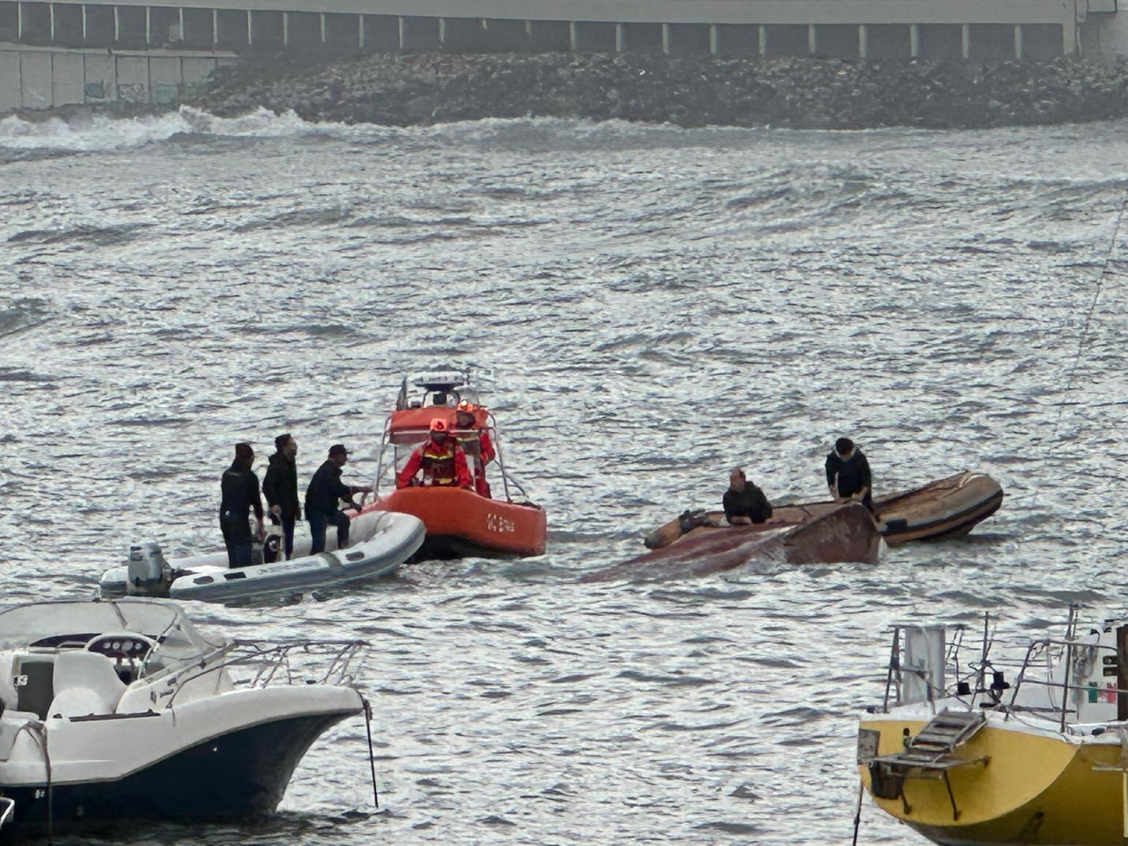 Mareggiata a Sestri Levante, recuperati i due pescherecci affondati