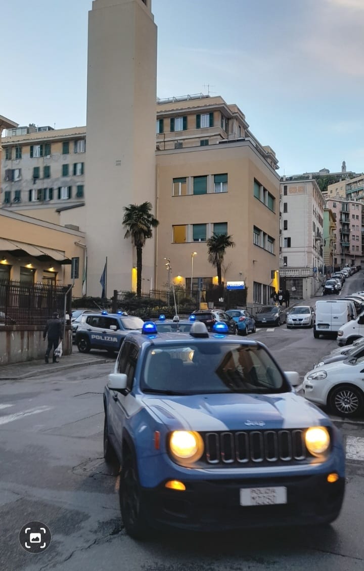 Senza patente alla guida di un'auto rubata e a fari spenti: 32enne denunciata