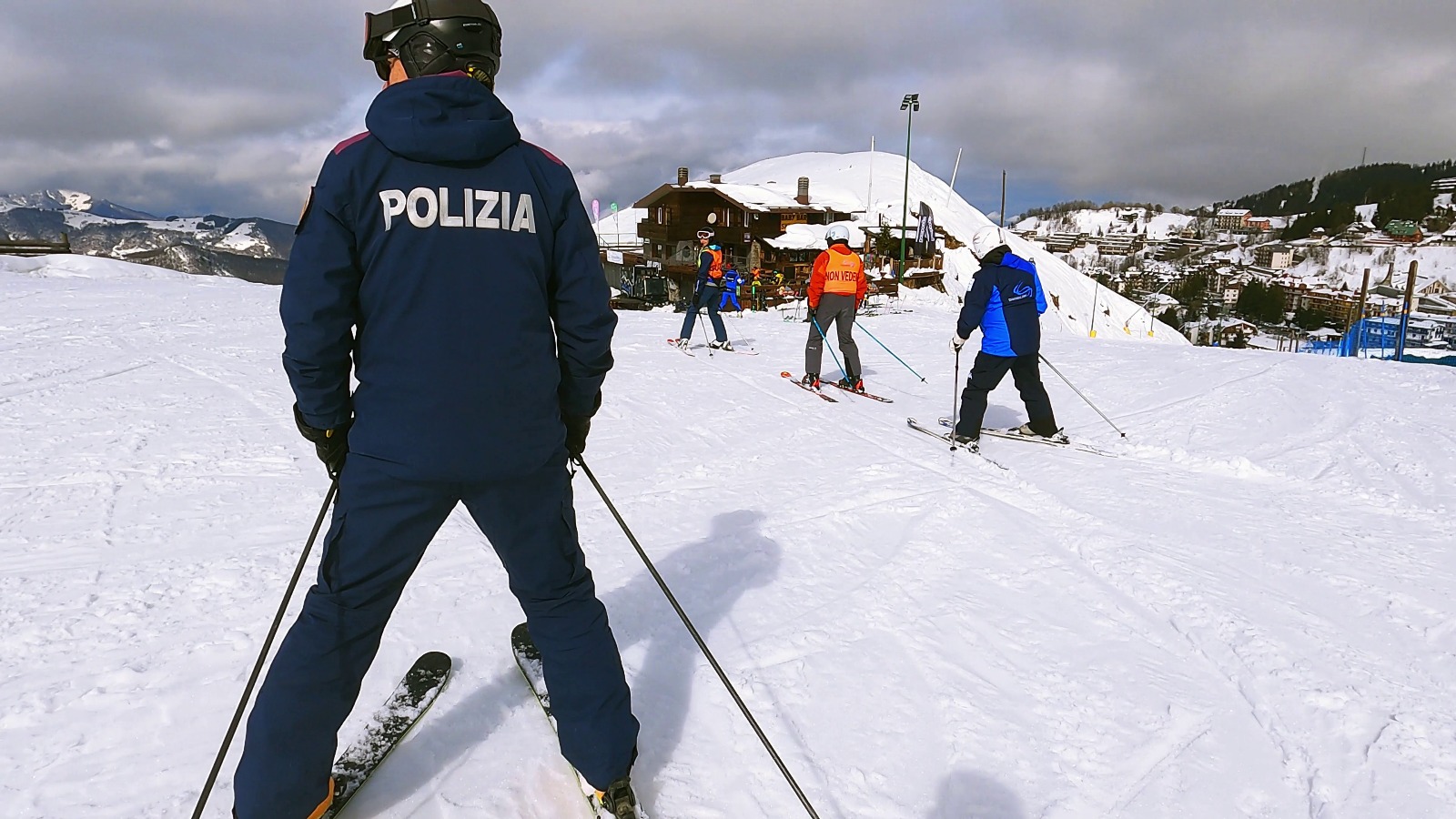 Otto bambini finiscono fuori pista durante una lezione di sci: salvati dalla polizia