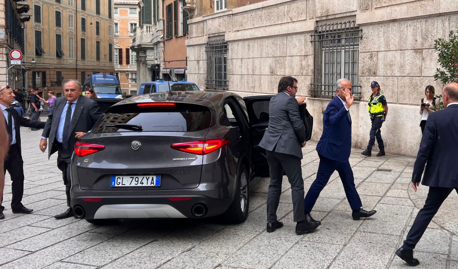 Il ministro Piantedosi arrivato a Genova, si parla di migranti e sicurezza