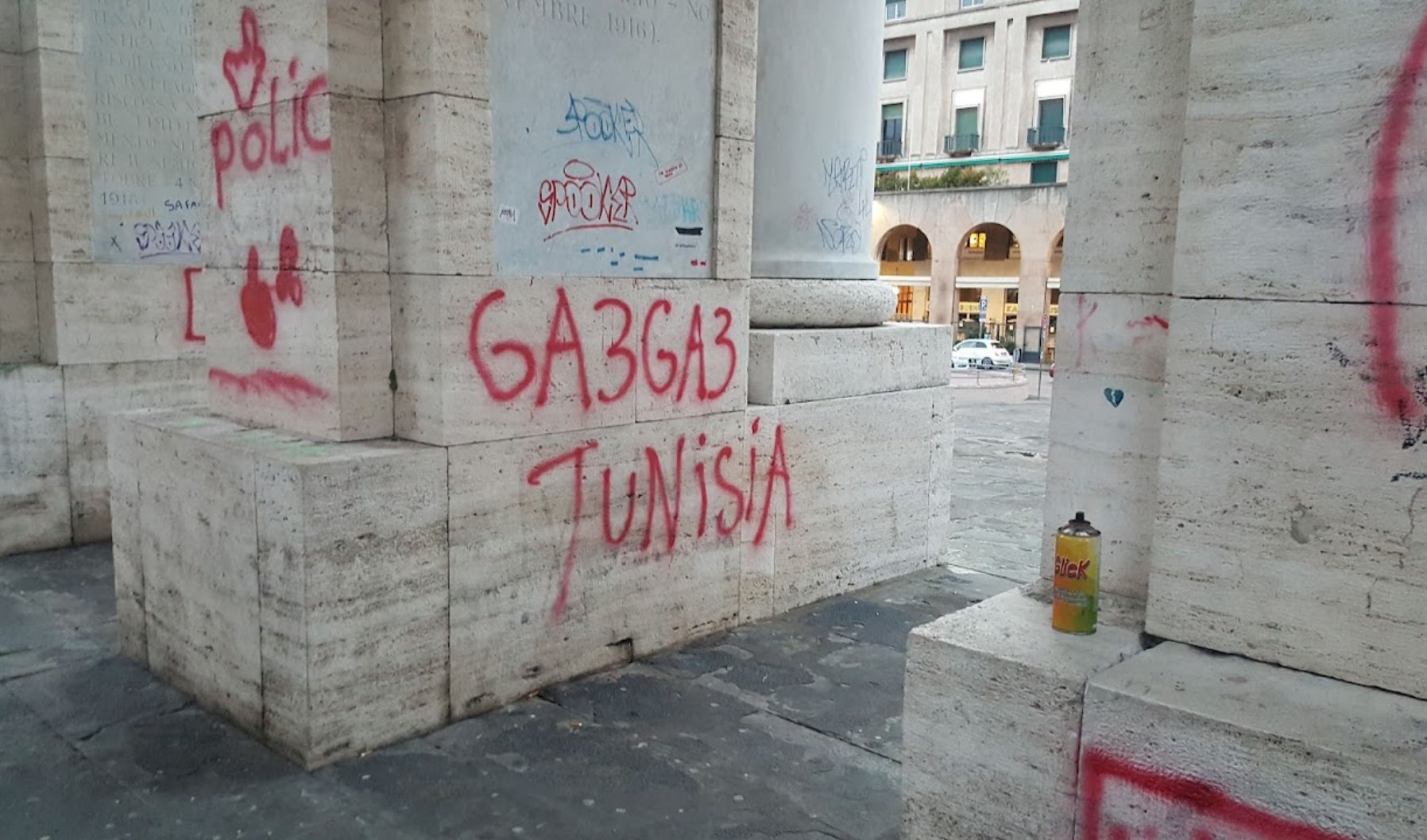 Genova, ripresi mentre vandalizzano il monumento di piazza della Vittoria: trovati grazie alle telecamere