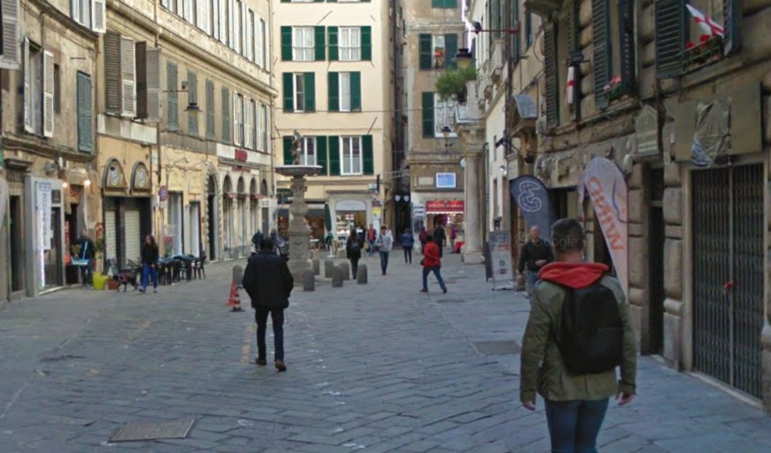 Genova, pavimentazione sconnessa in centro: 