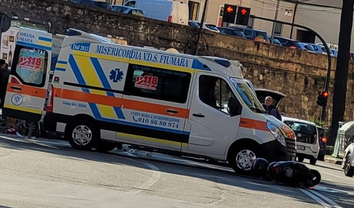Genova, travolto da scooter: pedone in codice rosso a Sampierdarena