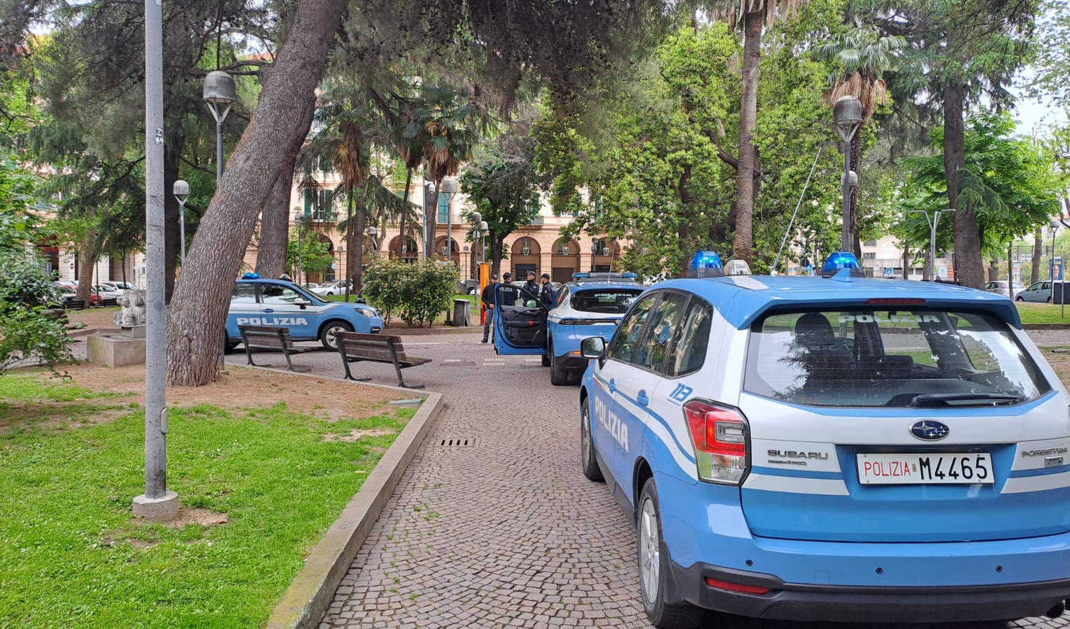 Auto della polizia ferme in piazza