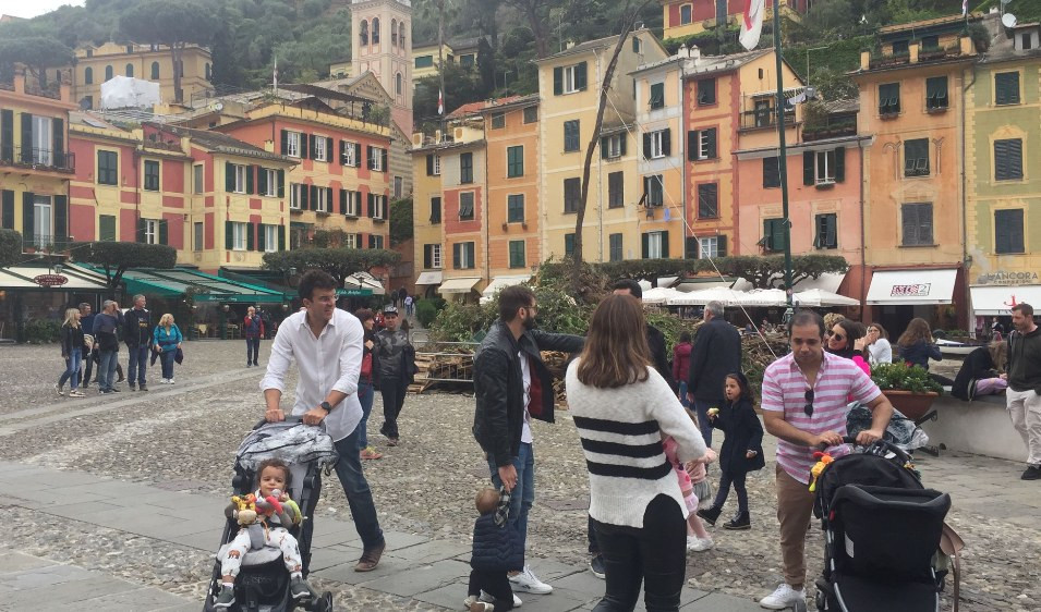 Niente vento, annullata la prima regata: a Portofino turisti da tutto il mondo