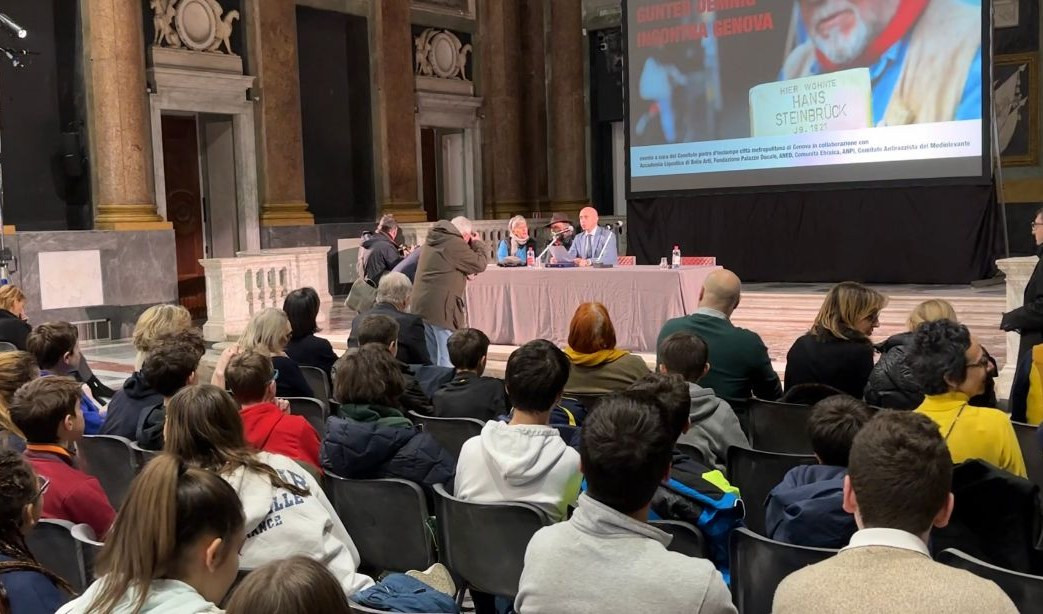 Genova, studenti a lezione di 