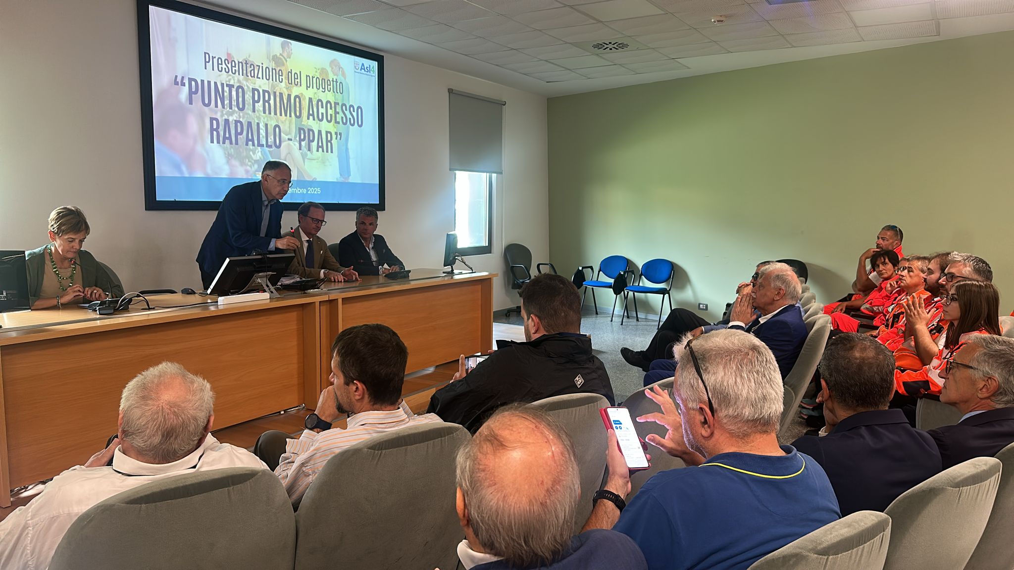 Persone sedute in una sala 