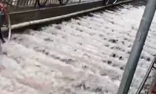 Temporale su Genova, a Marassi una scala diventa una cascata in 15 minuti