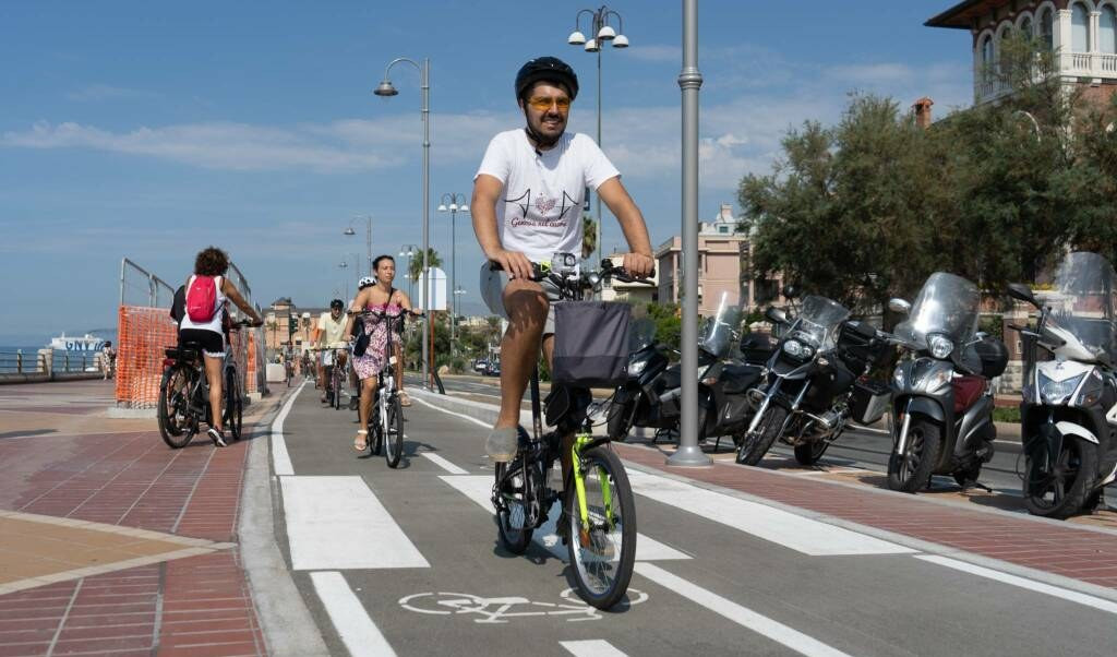 Muoversi a Genova, c'è chi lo fa in bici 