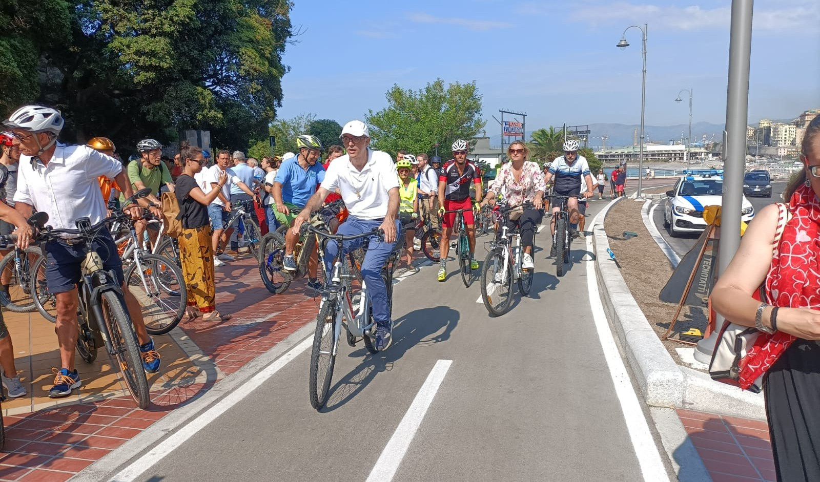 Genova, al via la pista ciclabile lungo la promenade di corso Italia