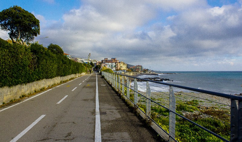 Scontro tra bici sulla ciclabile, un ferito grave all'ospedale 