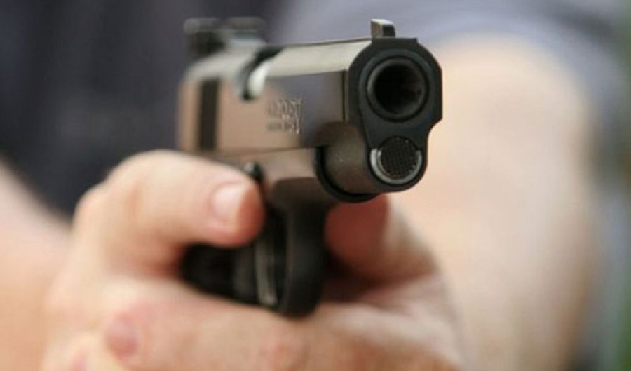 Genova, donna minacciata con pistola da due rapinatori