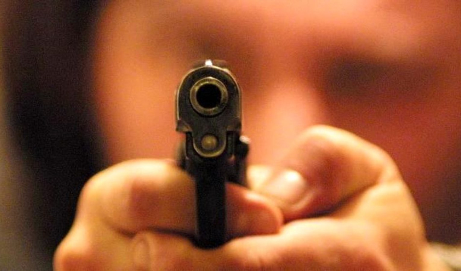 Gli spari hanno spaventato i condomini Un uomo impugna una pistola scacciacani