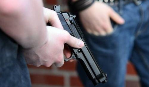 Alassio, gira con pistola finta sprovvista di riconoscimento: denunciato