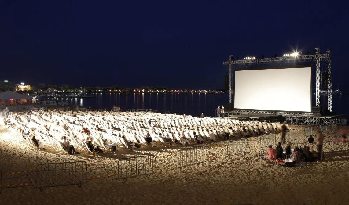 Cannes, la sera tutti in spiaggia a vedere film (gratis): è il ‘Cinema de la plage’