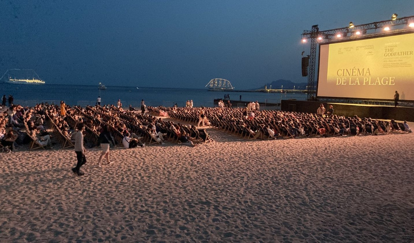 Cannes, la sera in spiaggia a vedere film (gratis): è il ‘Cinema de la plage’