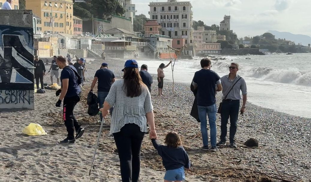 Genova, raccolti circa 250 kg di rifiuti nella spiaggia di Sturla