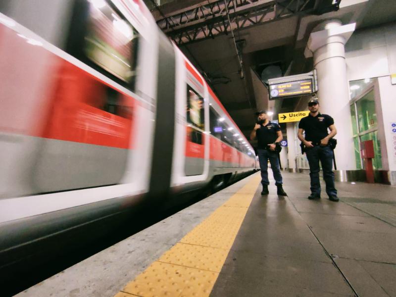 Furti e spaccio, giovane con droga e cellulari rubati arrestato alla stazione Principe