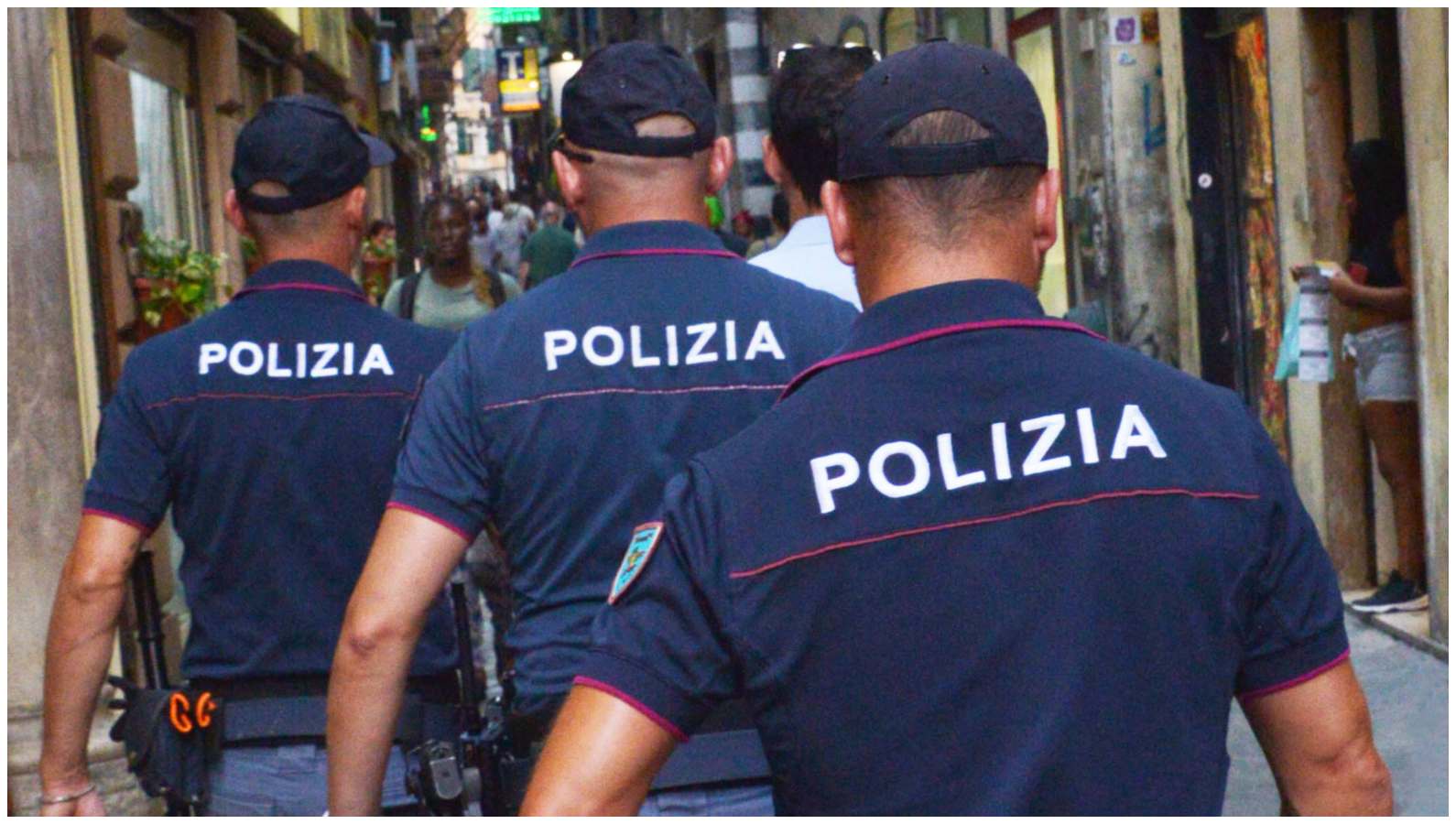 Fuga sui tetti: il ladro entra in un appartamento ma trova il cane di famiglia