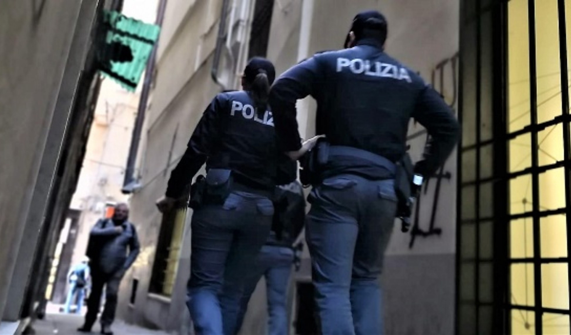 Genova, vede gli agenti e scappa: in tasca aveva eroina e cocaina