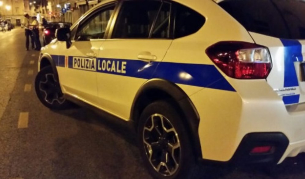 Genova, auto pirata si schianta contro veicoli parcheggiati