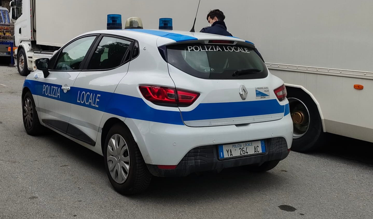 Genova, autocarro colpisce macchina parcheggiata: via Carcassi chiusa