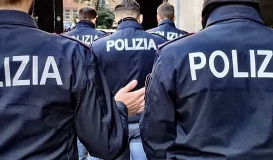 Savona, al bar con un coltello nei jeans picchia gli agenti: arrestato