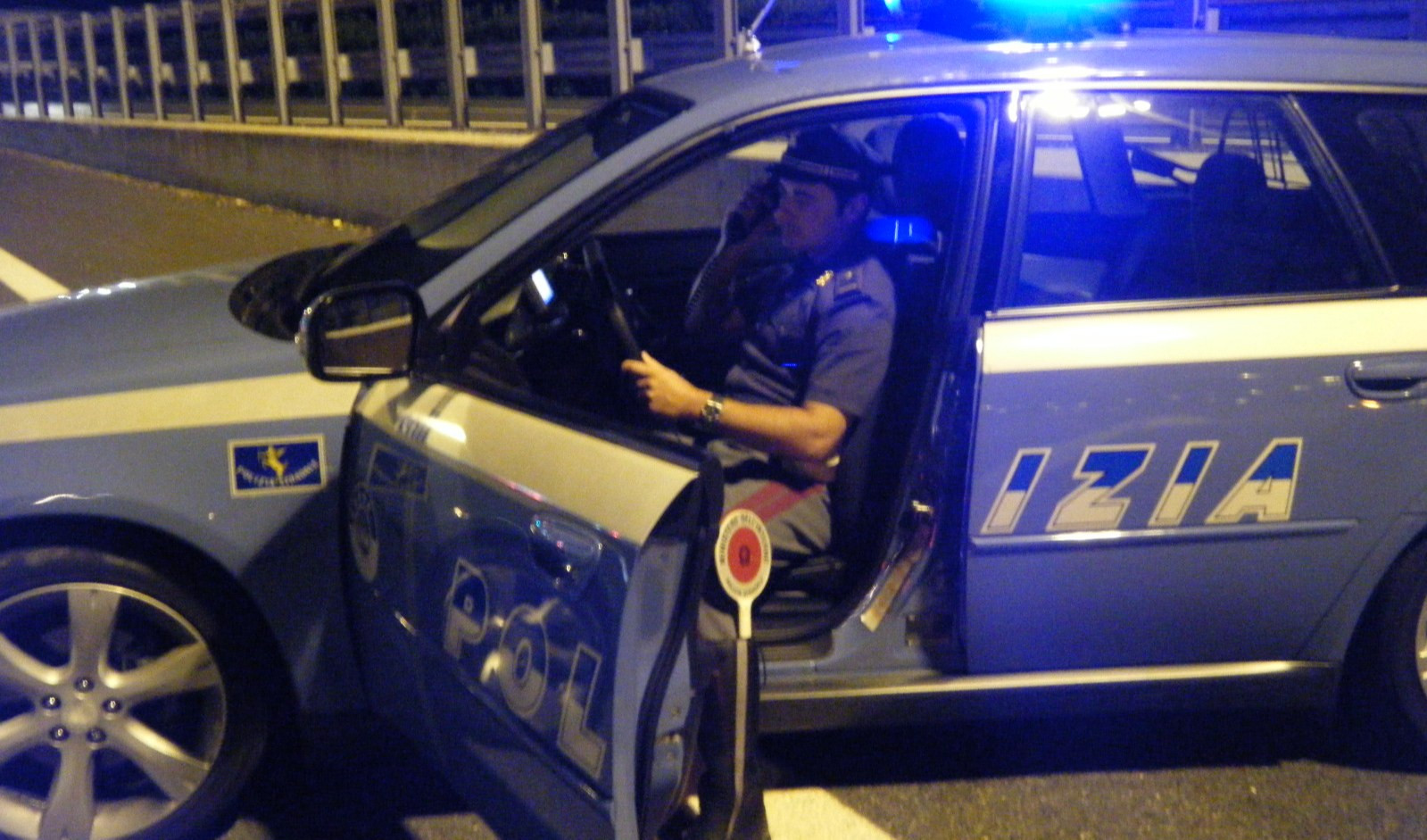 Genova, fermato dalla polizia stradale per un controllo è troppo agitato: in macchina aveva eroina