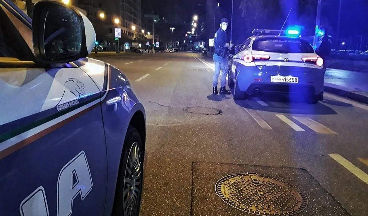 Genova, folle inseguimento tra auto a Sampierdarena: donna incinta all'ospedale