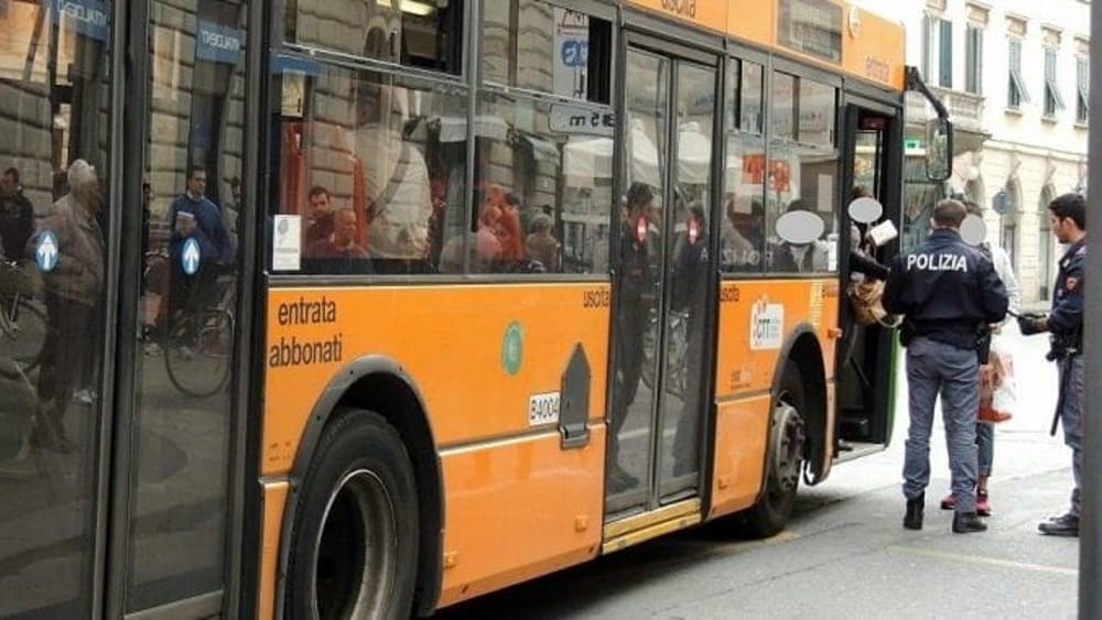 Genova, ragazzi rubano estintore sul bus Amt e fuggono