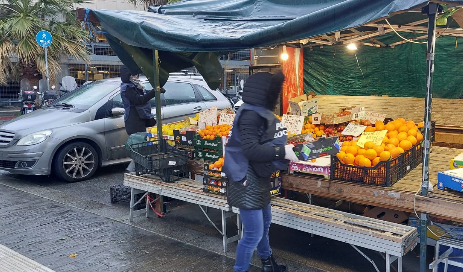 Genova, chiosco abusivo a Brignole: sequestrate 203 casse di frutta