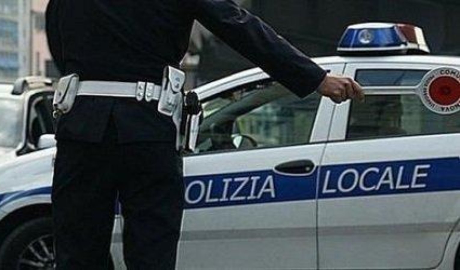 Definisce 'camorristi' gli agenti della polizia locale sui social, denunciato