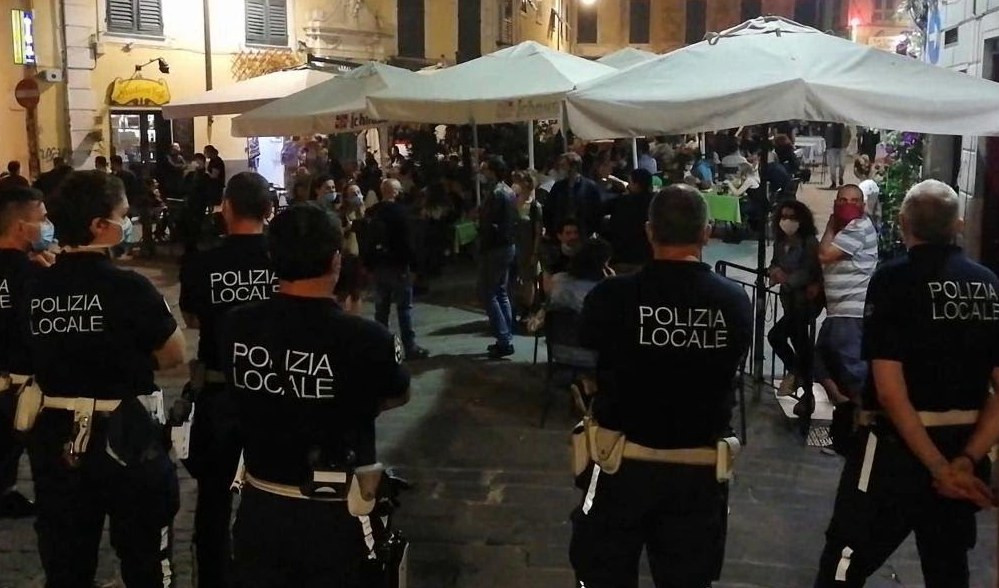 Genova, minacce e morsi agli agenti: arrestato ventunenne