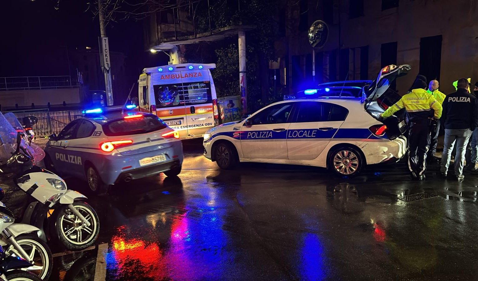 Genova, 50enne trovato morto in strada con lividi