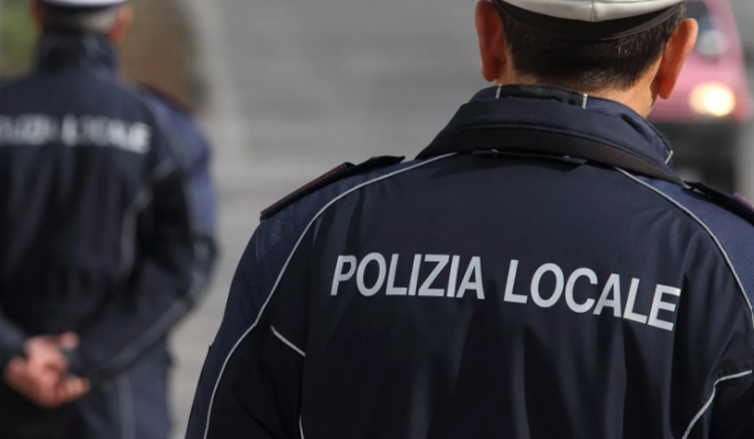 Turista colto da malore in piazza Caricamento, la polizia locale gli salva la vita