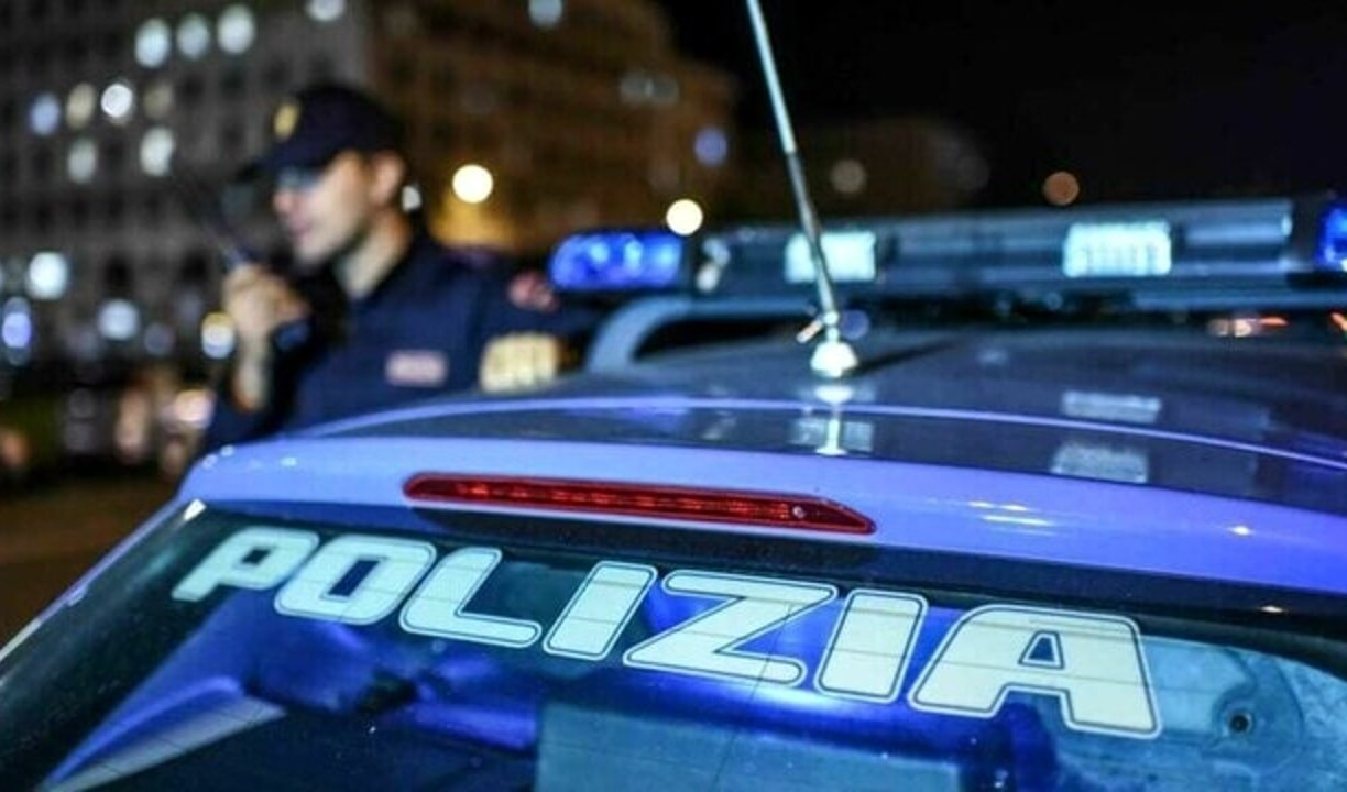 Genova, ubriaco spacca un'auto usando il tergicristallo e prende a schiaffi un agente