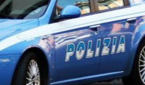 Accoltella passeggero bus e tenta di strappare pistola a poliziotto