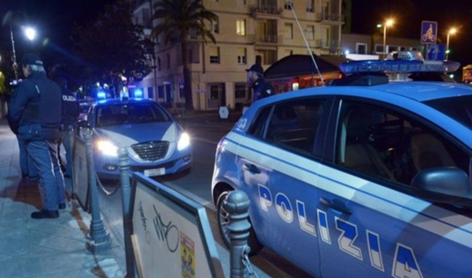 Genova, spacca finestrini di 6 auto parcheggiate per rubare: arrestato