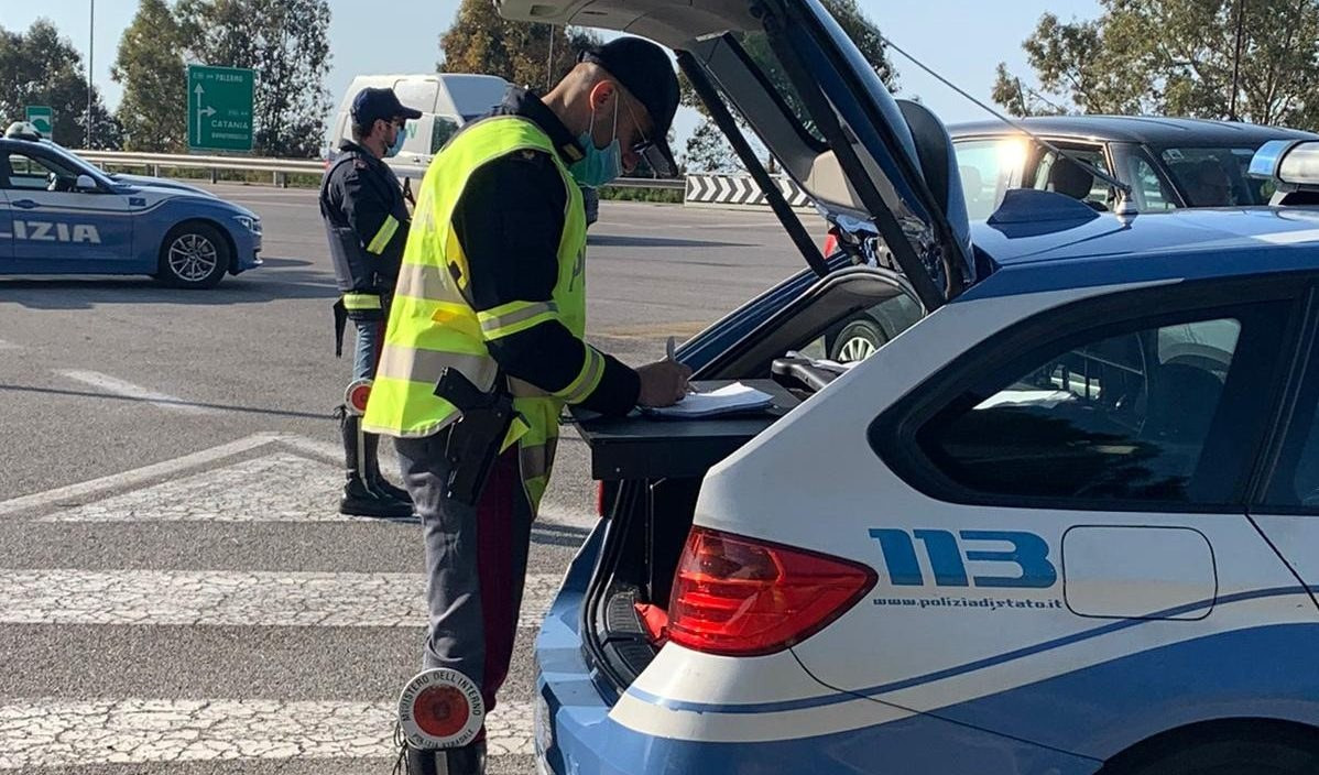 Genova, il bimbo non riesce a respirare ma sono bloccati in coda: scortati all'ospedale dalla polizia stradale