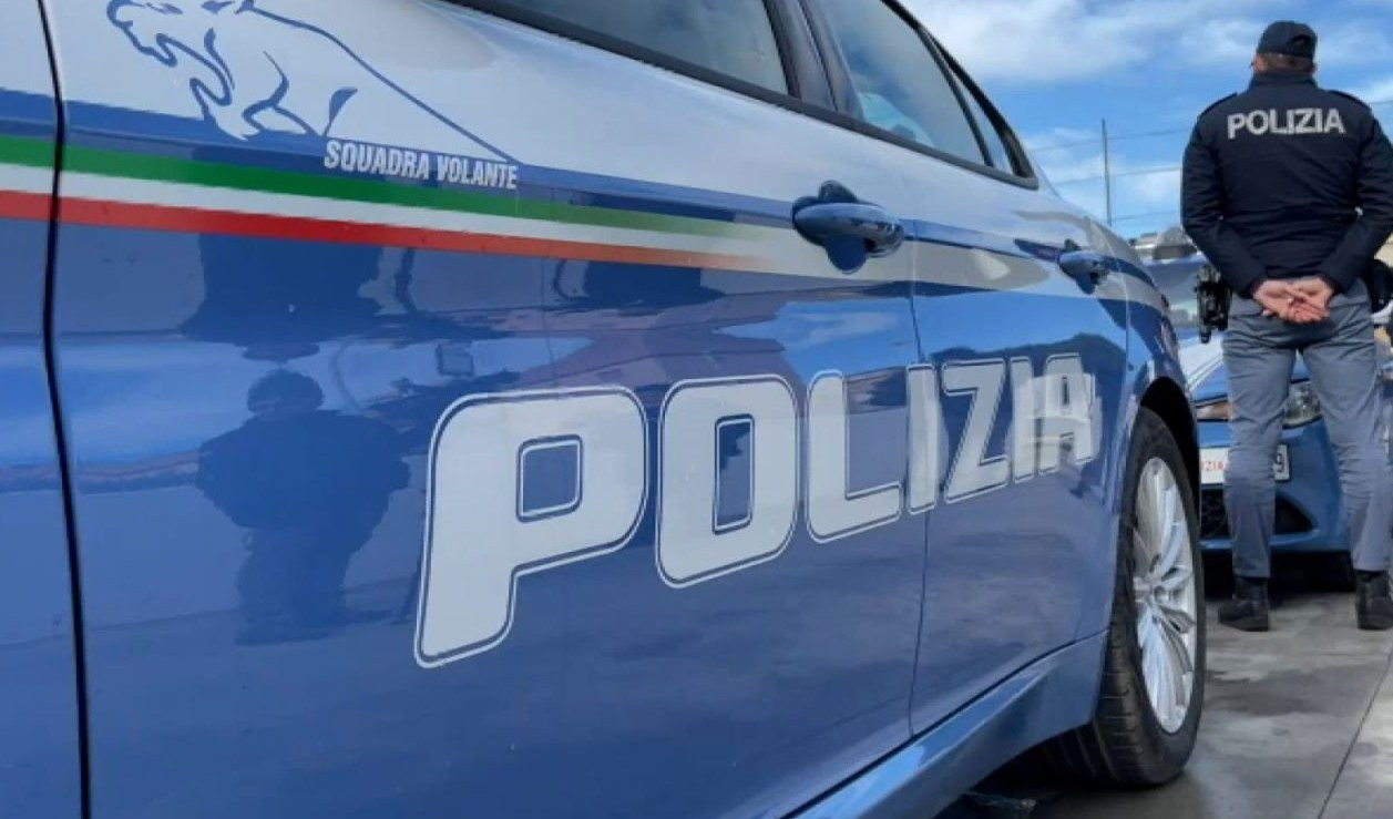L'operazione della polizia un'auto con scritto polizia e un uomo poliziotto