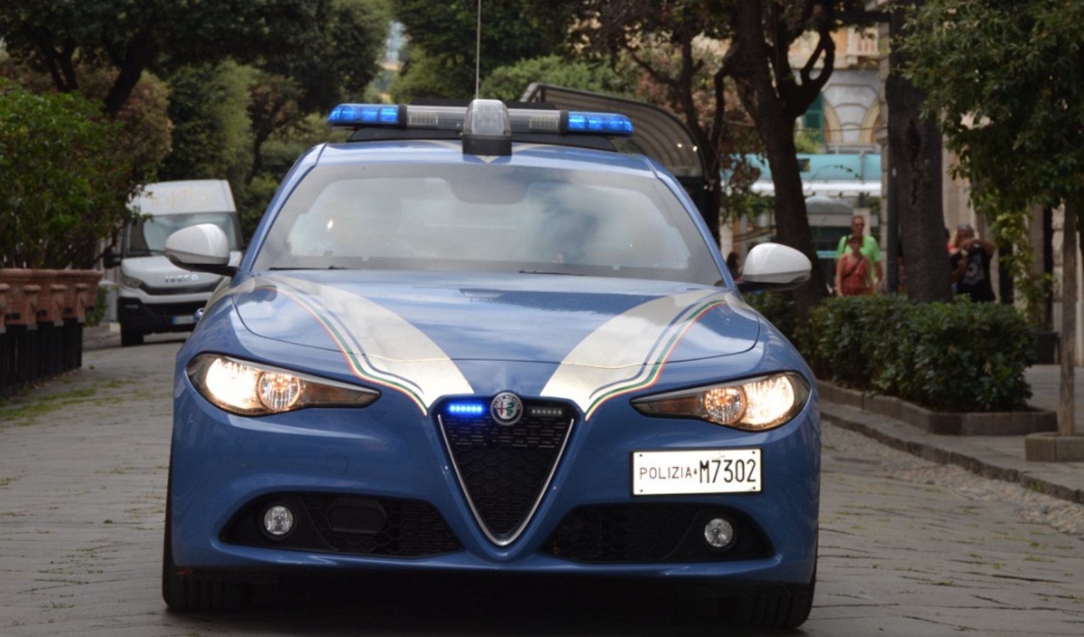 I poliziotti salvano anziana intrappolata in casa tra fumo e fiamme