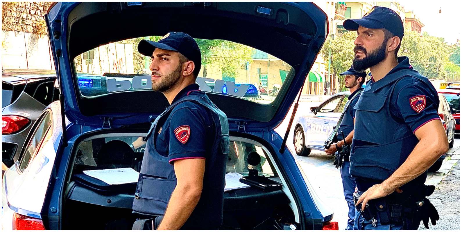 Poliziotto fuori servizio arresta ricercato su un bus: 4.500 euro nascosti nello zaino
